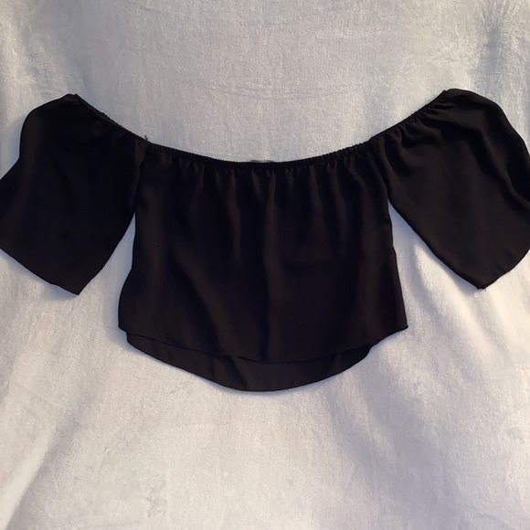 Off-The-Shoulder Blouse - Picture 3 of 3